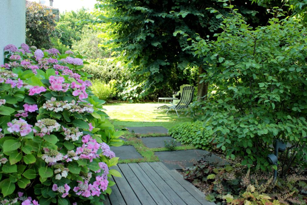 invitation au jardin par un pas japonais naturel grand format, dans l'aménagement paysager de ce jardin à Mâcon.