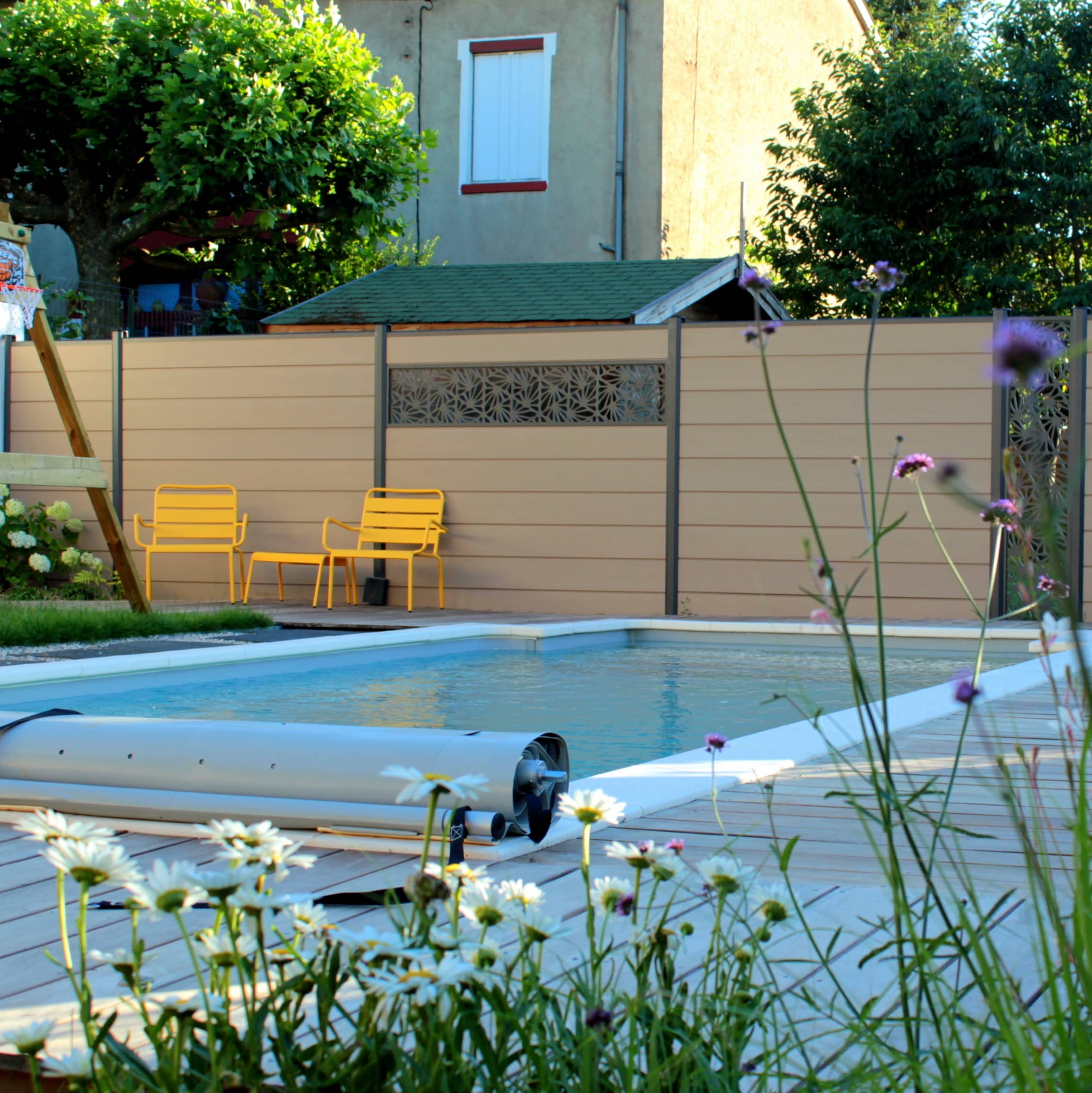 une piscine intégrée dans un jardin de ville, à Fareins, dans l'Ain, près de Belleville