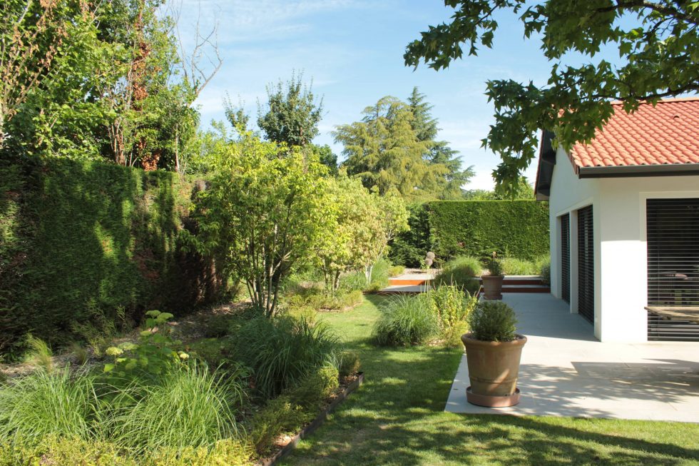 Création de carrés plantés luxuriants, offrant un jardin où se promener, afin de contempler chaque plante.