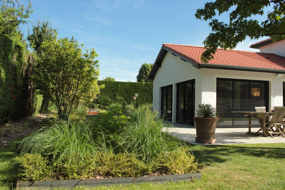 photo du réaménagement d'un jardin à Saint Didier au Mont d'Or. Création de carrés plantés : des plantations luxuriantes dans des lignes droites.