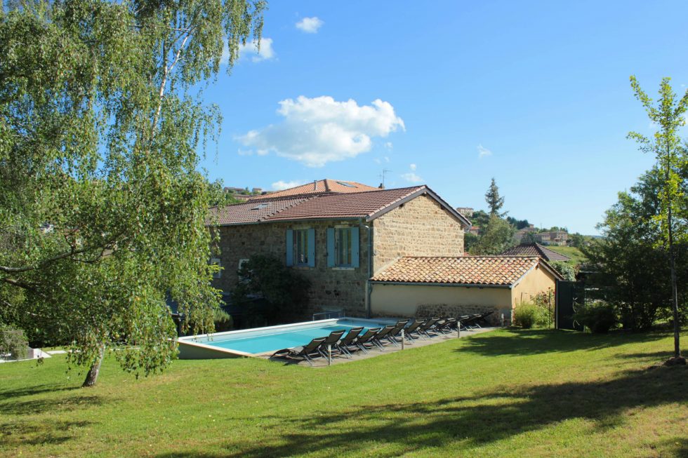 Photo du jardin après l'intégration de la piscine et de sa terrasse bois, à Vaux en Beaujolais.