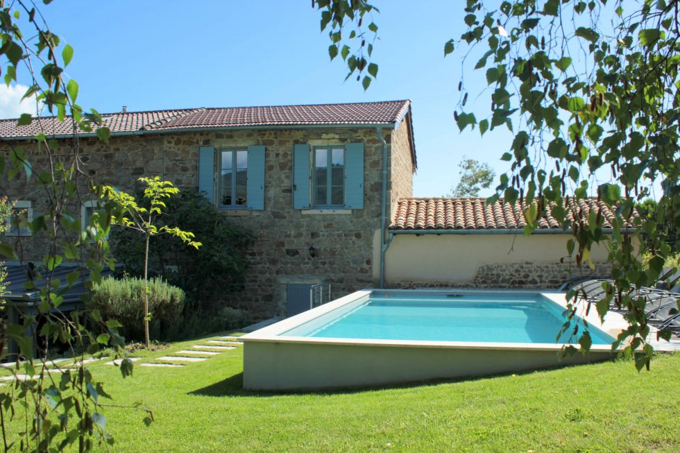 Photo du jardin après l'intégration de la piscine et de sa terrasse bois, à Vaux en Beaujolais.