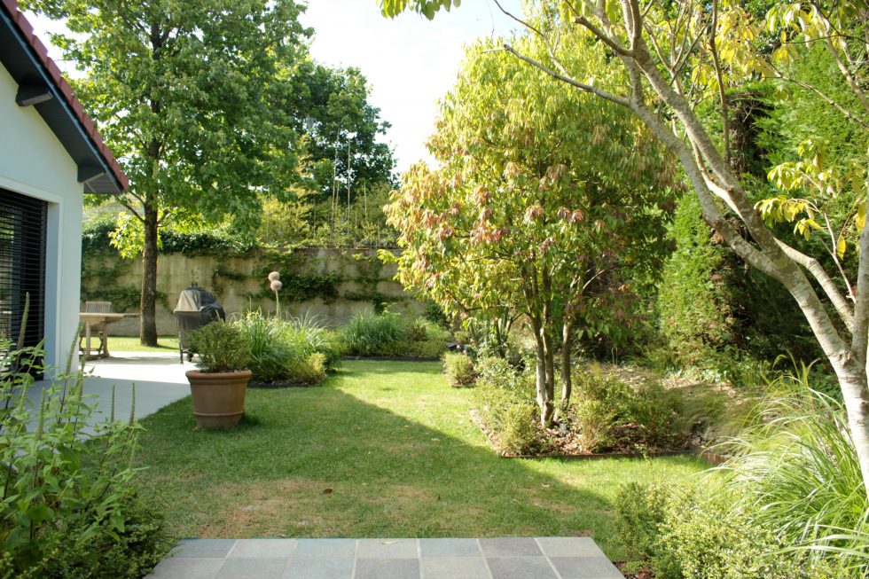 Photos de massifs d'inspiration jardin de curé : des plantations vivantes et variées dans des lignes droites. De belles cépées pour des arbres aux ports architecturaux.