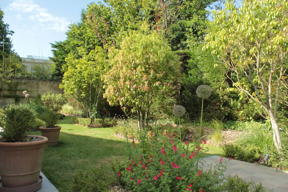 Photo de la réalisation d'un jardin à contempler à Saint-Cyr-au-Mont-d'Or, avec la création de carrés plantés foisonnants de plantations.