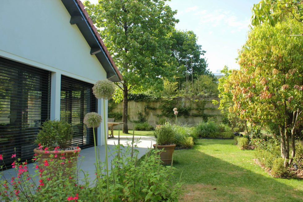 Photos de massifs d'inspiration jardin de curé : des plantations vivantes et variées dans des lignes droites. De belles cépées pour des arbres aux ports architecturaux.