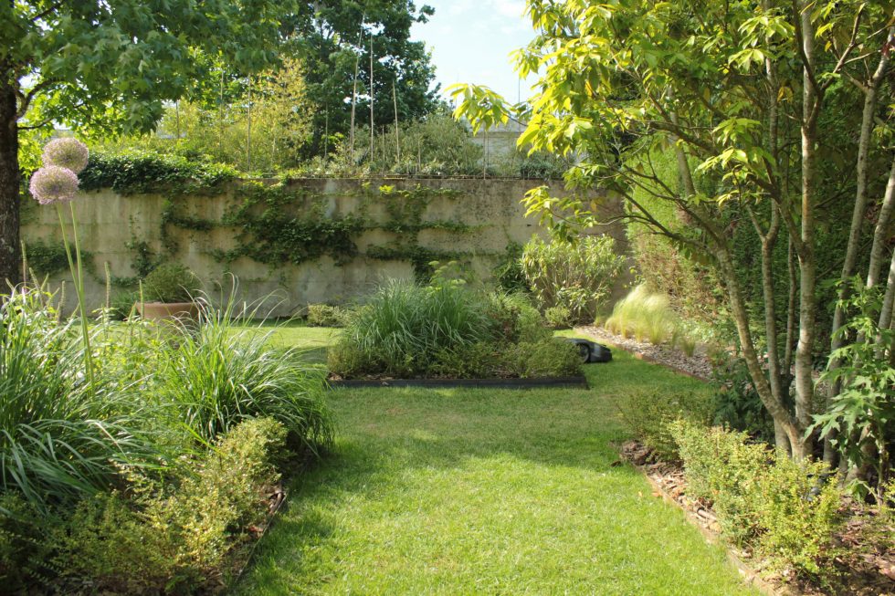 Photos de massifs d'inspiration jardin de curé : des plantations vivantes et variées dans des lignes droites. De belles cépées pour des arbres aux ports architecturaux.