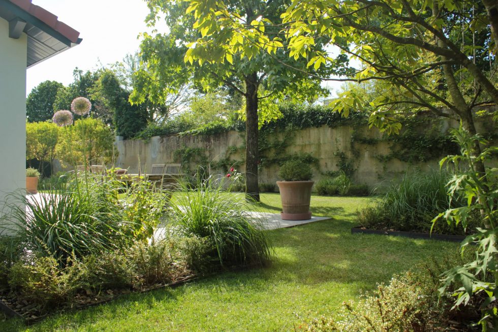 Photos de massifs d'inspiration jardin de curé : des plantations vivantes et variées dans des lignes droites.