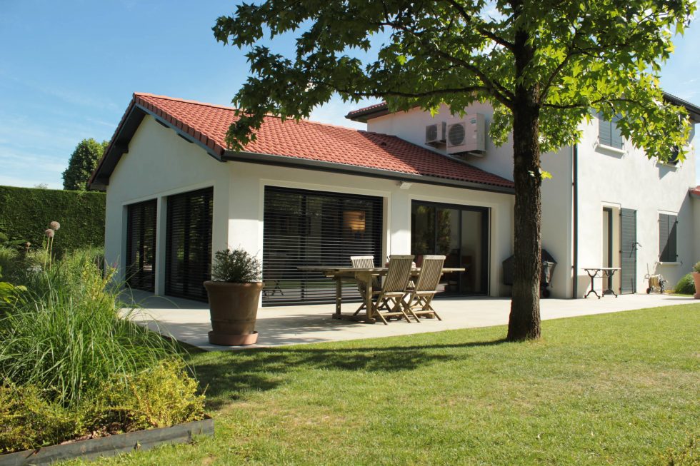 photo du réaménagement d'un jardin à Saint Didier au Mont d'Or. Création de carrés plantés : des plantations luxuriantes dans des lignes droites. Le réaménagement a été conçu dans le cadre de l'extension de l'habitation.