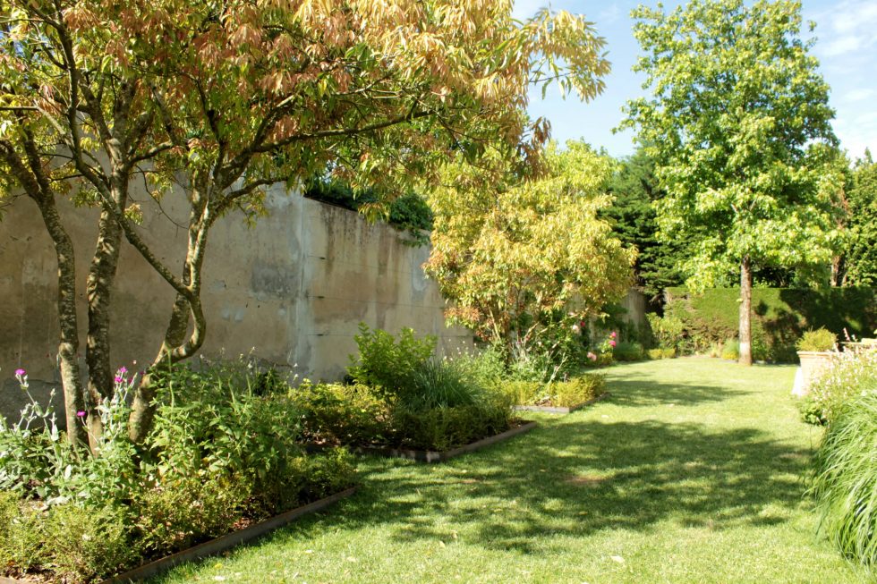 photo du réaménagement d'un jardin à Saint Didier au Mont d'Or. Création de carrés plantés : des plantations luxuriantes dans des lignes droites.