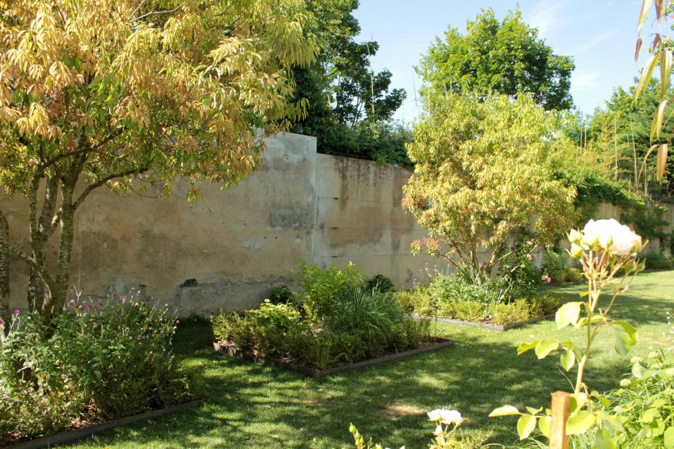 photo du réaménagement d'un jardin à Saint Didier au Mont d'Or. Création de carrés plantés : des plantations luxuriantes dans des lignes droites. De belles cépées intégrées dans les plantations.